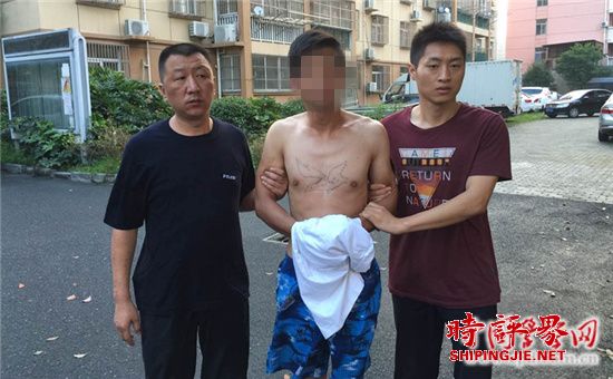 7月15日凌晨,安徽无为警方抓获一名网上在逃犯罪嫌疑人。不过,令人惊讶的是,犯罪嫌疑人是在家乡无为严桥遭遇洪灾中献爱心露了马脚。