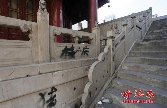 安徽合肥城隍庙“庐州第一楼”被人恶意涂鸦