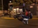 西安男子骑摩托炫车技被抓，该亮红牌!