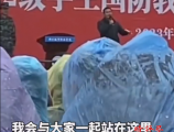 高校领导避雨发言，同风雨不是简单的口头说说