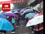 未到开门时间千名学生冒雨等入校，问题根源在哪里